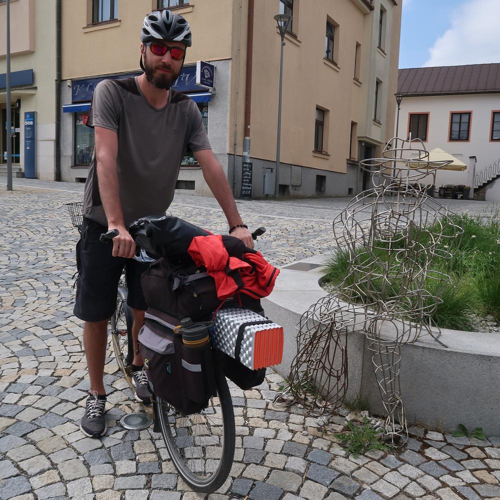 S drátěnou sochou Vavřína Krčila, vynálezcem síťovky