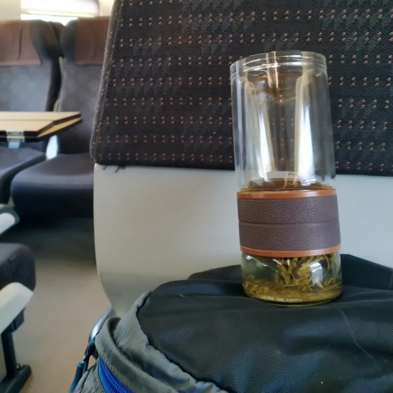 Scéna z vlaku, kde je cestovní čajová "zavařovačka", která je položená na krosně.