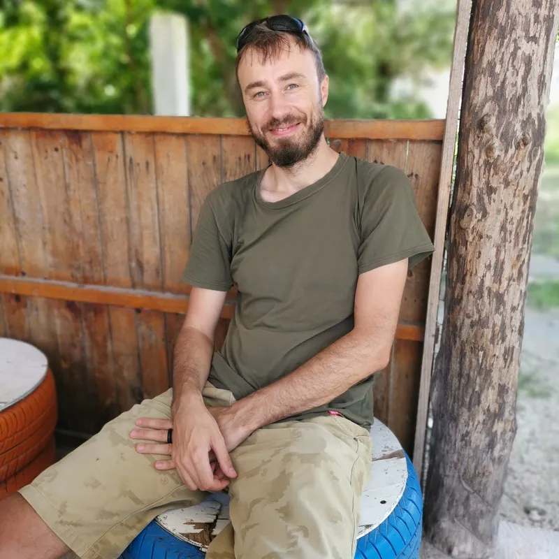 Autor sedí na židli z pneumatiky s rozpačitým výrazem ve tváři - za což může micheladas, mexická pochoutka