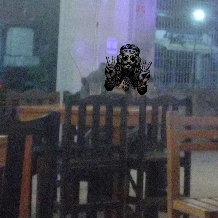 Fotka týpka s harpunou v restauraci