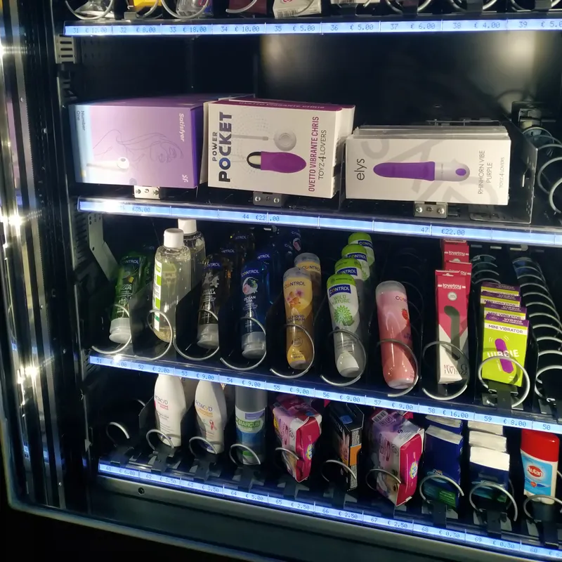 Pouliční aumatomat v Alberobello s pomůckami pro dospělé