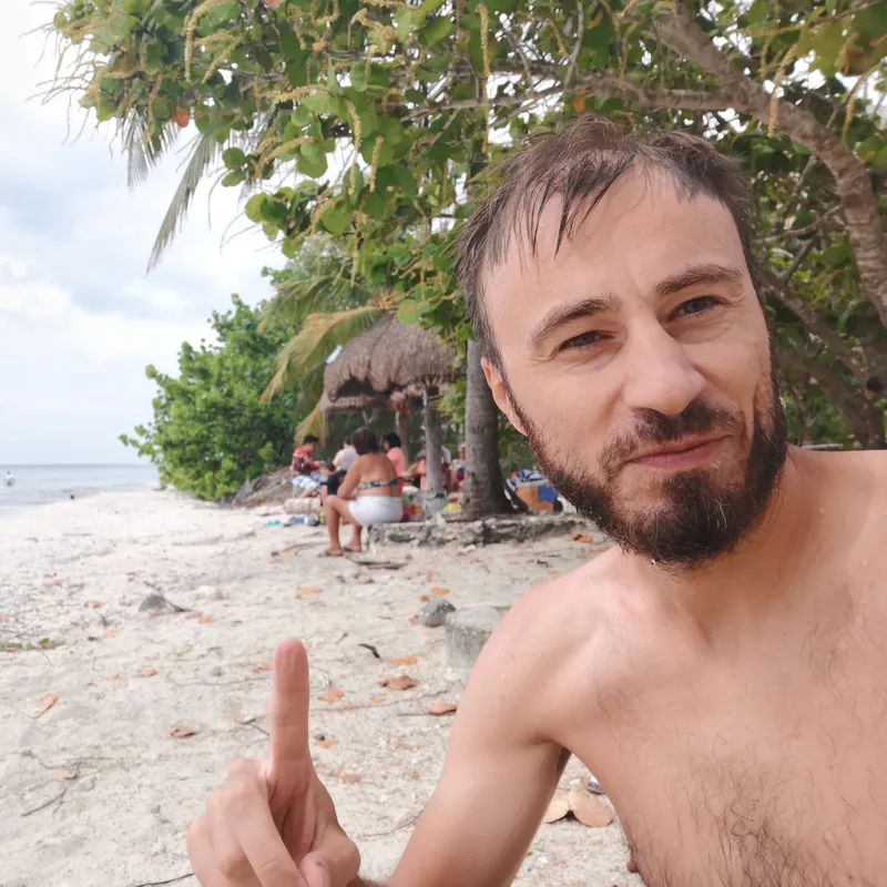 Já na pláži na Cozumelu, v pozadí mexická rodinka