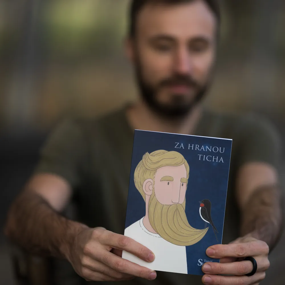 Autor s knihou Za hranou ticha