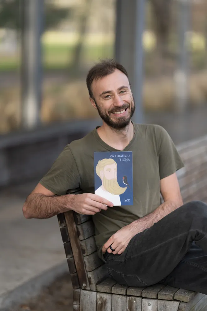 Autor s knihou Za hranou ticha