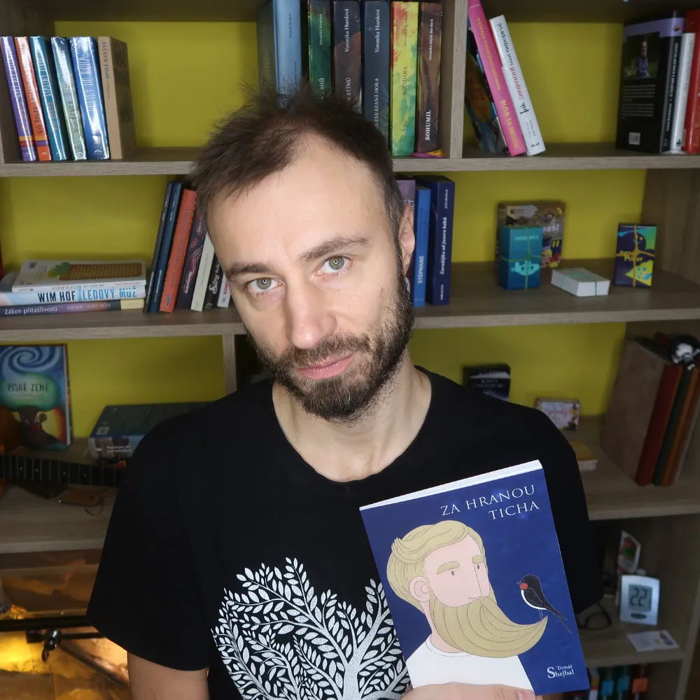 Autor s knihou Za hranou ticha