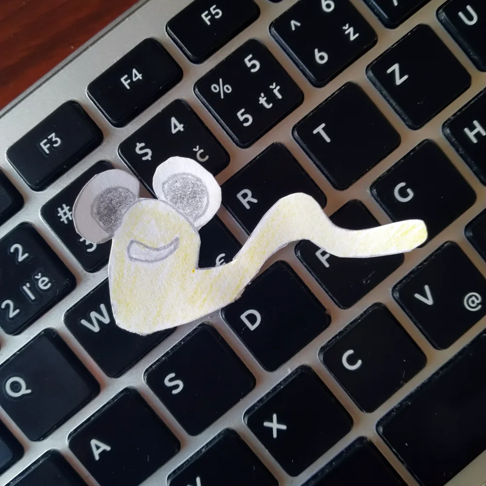 Červ na klávesnici u písmena "w"