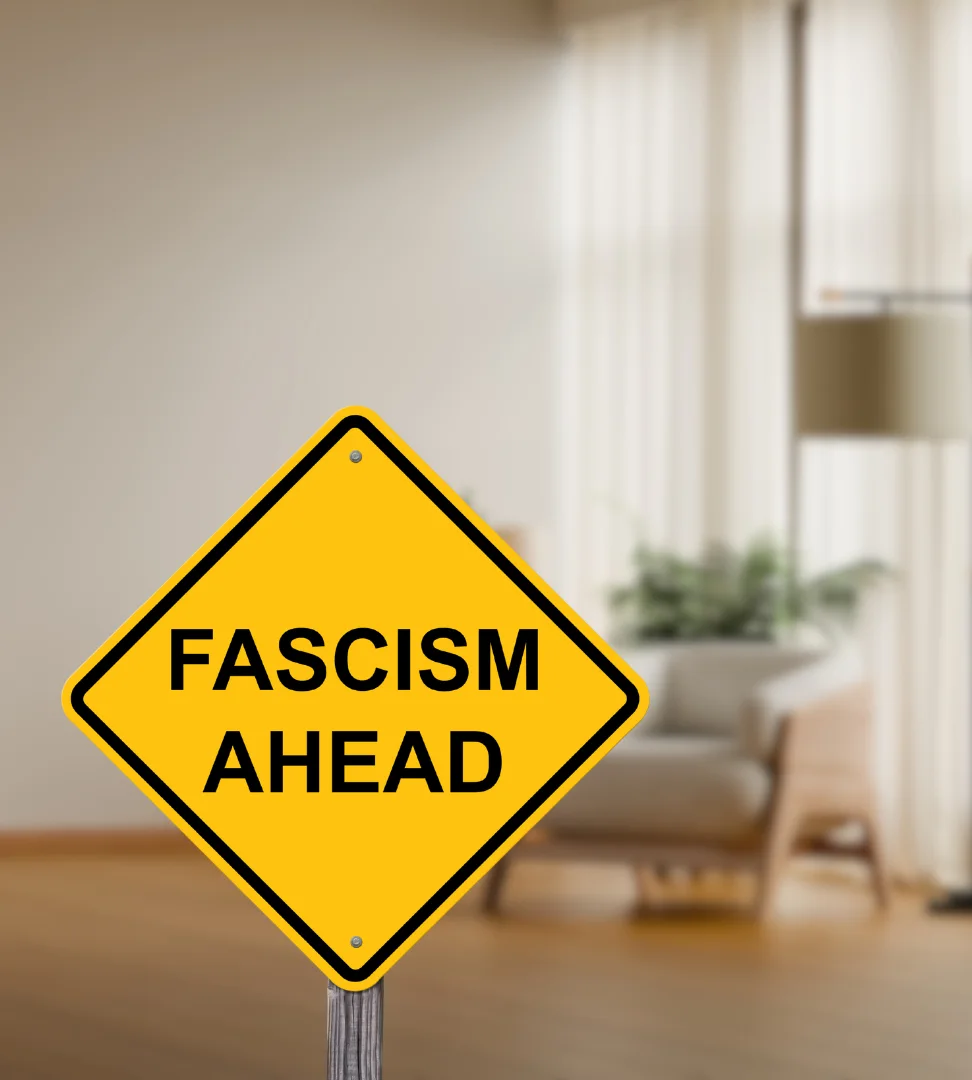 Minimalistický interiér v pozadí, v popředí žlutá značka s nápisem "Fascism ahead